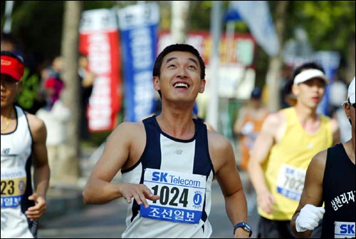 영화 <말아톤>에서 비장애인도 어렵다는 '서브스리'에 도전하는 자폐아 초원이 